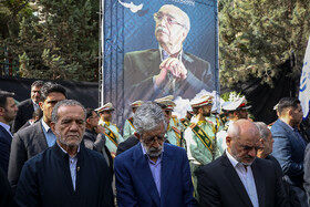 مسعود پزشکیان، رئیس جمهور و غلامعلی حدادعادل، رئیس فرهنگستان زبان و ادب فارسی در مراسم تشییع پیکر مرحوم «ناصر قفلی» رئیس مجمع خیرین مدرسه‌ساز