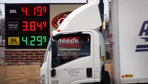 روزنامه دولت: مردم در آمریکا خیلی ناراضی‌اند/ بهای هر گالن بنزین به بیش از شش دلار رسیده است