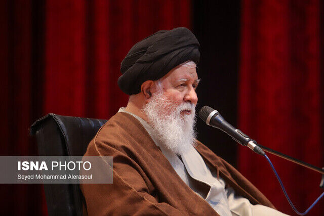 هر که دچار آسیب در اخلاص شد، مقابل انقلاب ایستاد