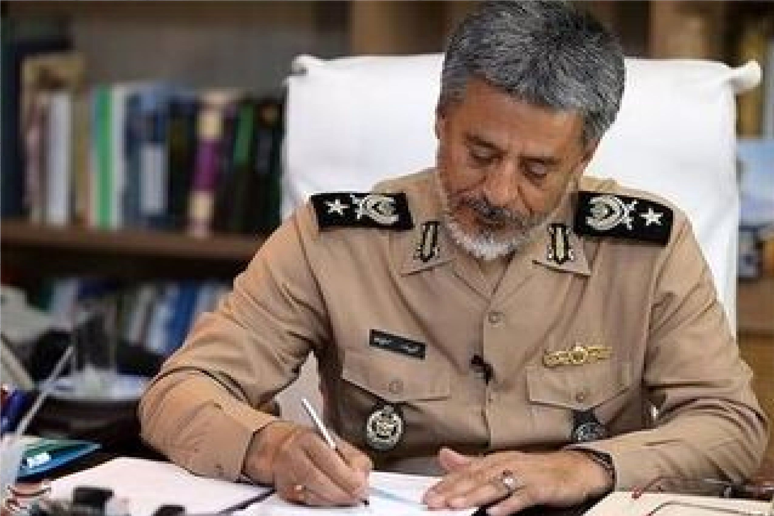 دریادار سیاری: رهبر انقلاب گفتند به درک که [خارجی‌ها] رفتند! خودتان بروید پای کار و درست کنید + فیلم