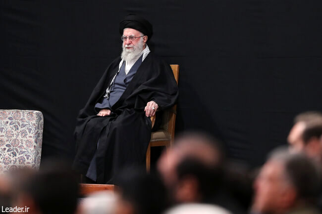 لحظه ورود رهبر معظم انقلاب به دومین شب مراسم عزاداری ایام شهادت حضرت زهرا (س)+ فیلم