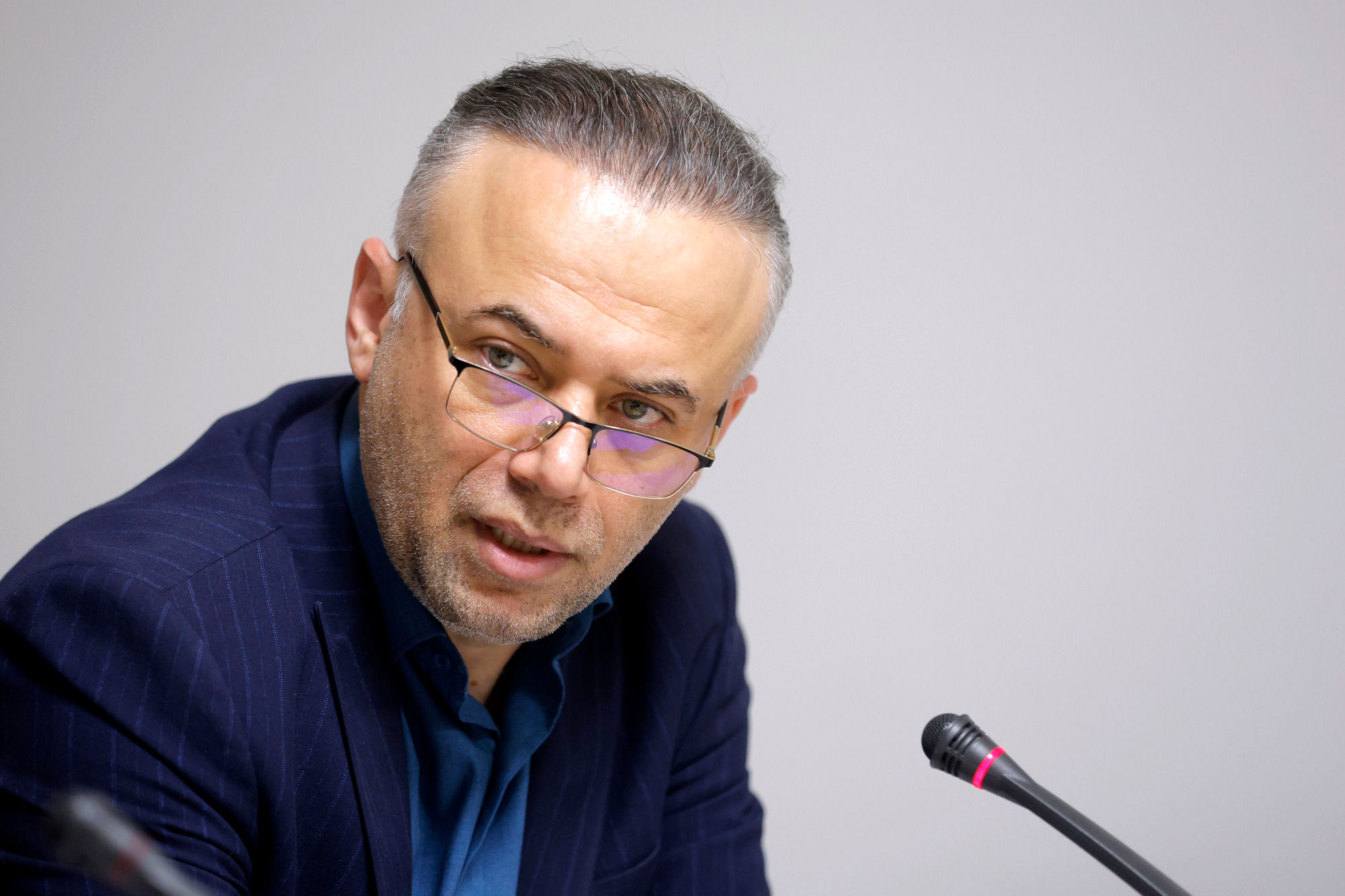 ممنوع‌الکار کردن هنرمندان را نقض قانون اساسی است+ فیلم