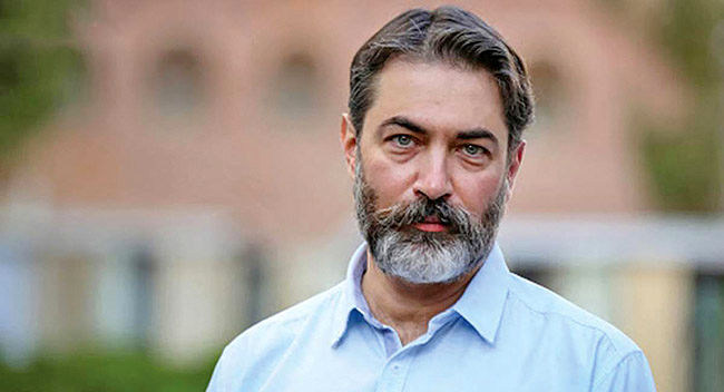 پارسا پیروزفر فیلم می‌سازد