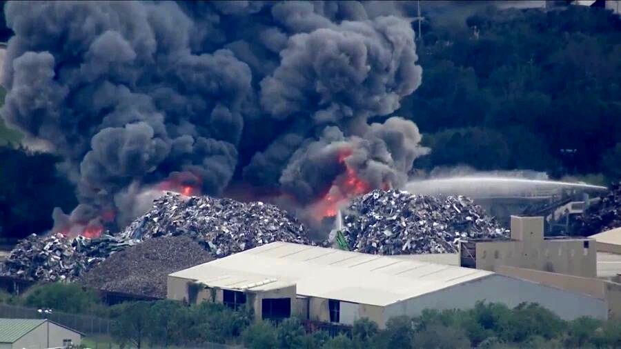 جزئیات آتش سوزی گسترده در یک مرکز بازیافت