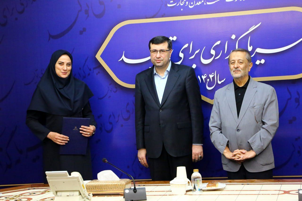  تقدیر رئیس ستاد بزرگداشت روز ملی صنعت و معدن از روابط عمومی ایمیدرو 