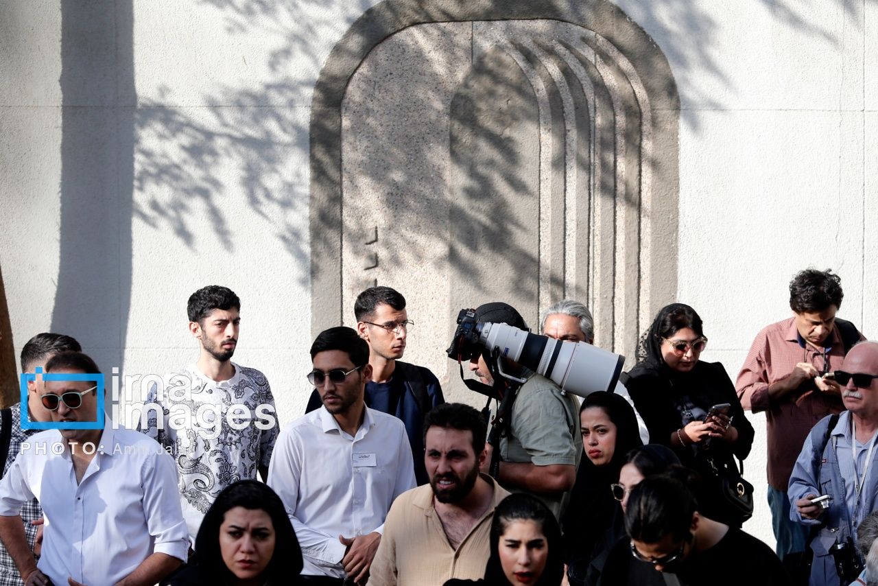 تصاویری از مراسم تشییع پیکر ناصر تقوایی با حضور هنرمندان 6