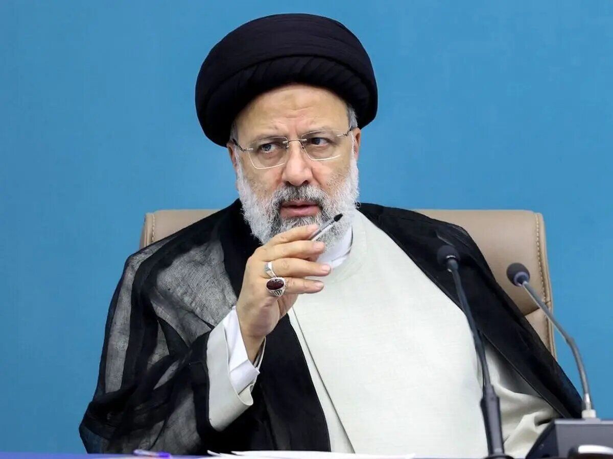 تصویر شهید رئیسی روی میز مخبر در اجلاس شانگهای+عکس
