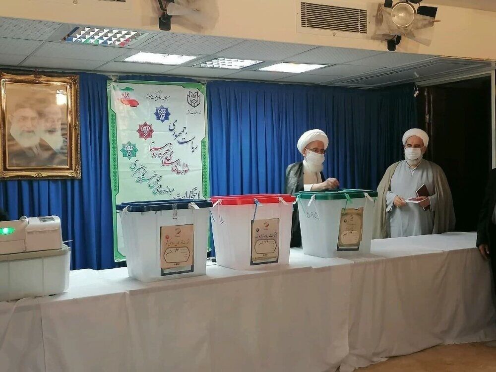 عکسی از حضور یک مرجع تقلید پای صندوق رأی