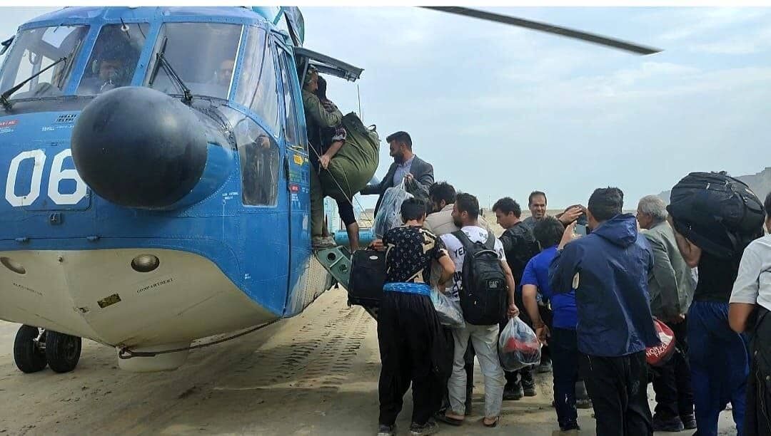 نجات مردم محاصره شده در سیل توسط نیروی دریایی ارتش
