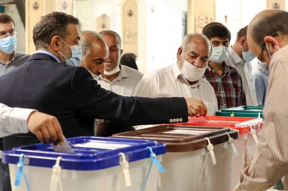 حضور مداح اهل بیت حاج محمود کریمی در محل اخذ رای+عکس