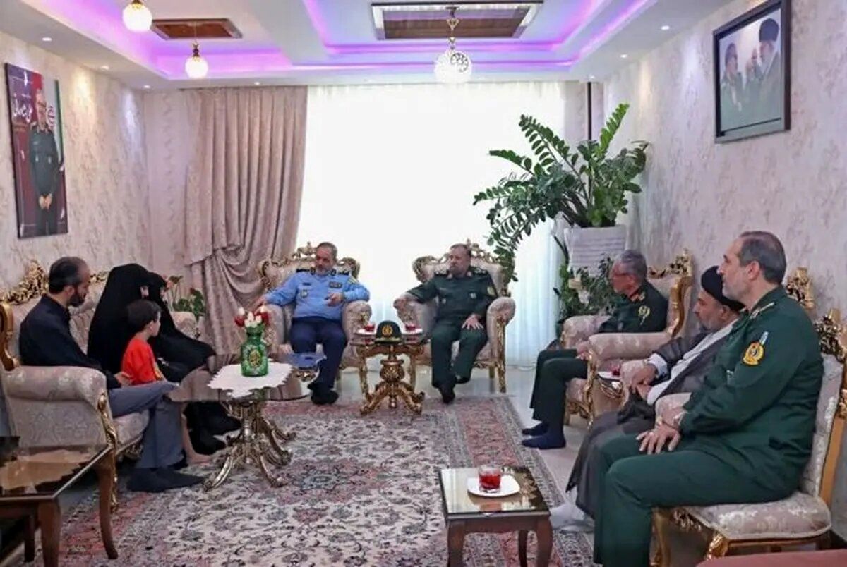 تصویری از دیدار وزیر دفاع با خانواده سردار شهید شادمانی 2