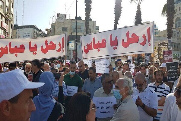 فلسطینی ها خواستار کناره گیری محمود عباس شدند