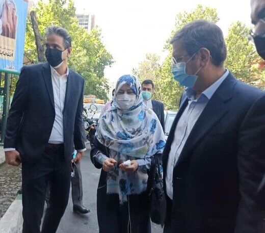 عبدالناصر همتی با همسرش پای صندوق رفت +عکس