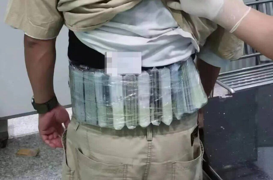 دستگیری یک قاچاقچی با 420 حافظه SSD متصل به بدنش+ عکس