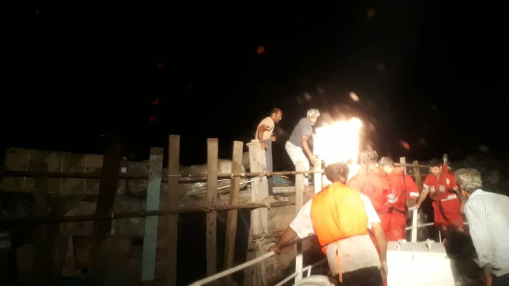6 خدمه لنج باری در آب های کیش نجات پیدا کردند