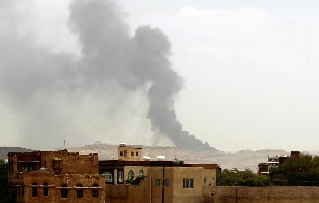 آمریکا و انگلیس فرودگاه یمن را بمباران کردند