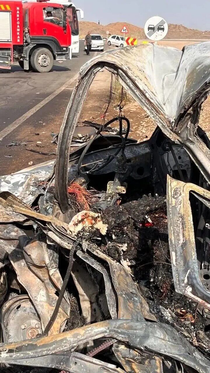 مرگ کودک و پدر و مادرش در تصادف شاخ به شاخ/ صحنه دردناک در جاده خاش/ هشدار عکس دلخراش