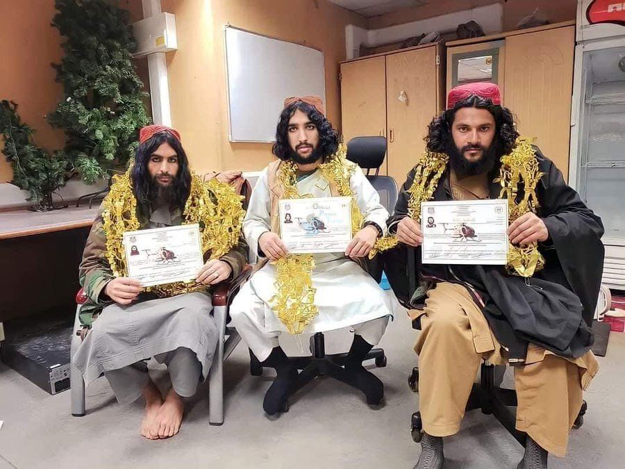جشن فارغ التحصیلی خلبانان طالبانی با حلقه طلایی! +عکس
