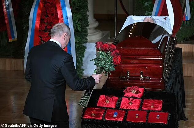 پوتین با کیف هسته‌ای در انظار عمومی حاضر شد/ عکس 