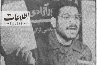 عکسی قدیمی از علی شمخانی درحال رو کردن سندی ازجنایات جنگی صدام