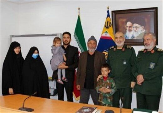 دیدار فرمانده کل سپاه با خانواده شهدای حرم رضوی
