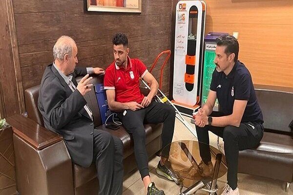 «تاج» به عیادت مدافع مصدوم پرسپولیس رفت