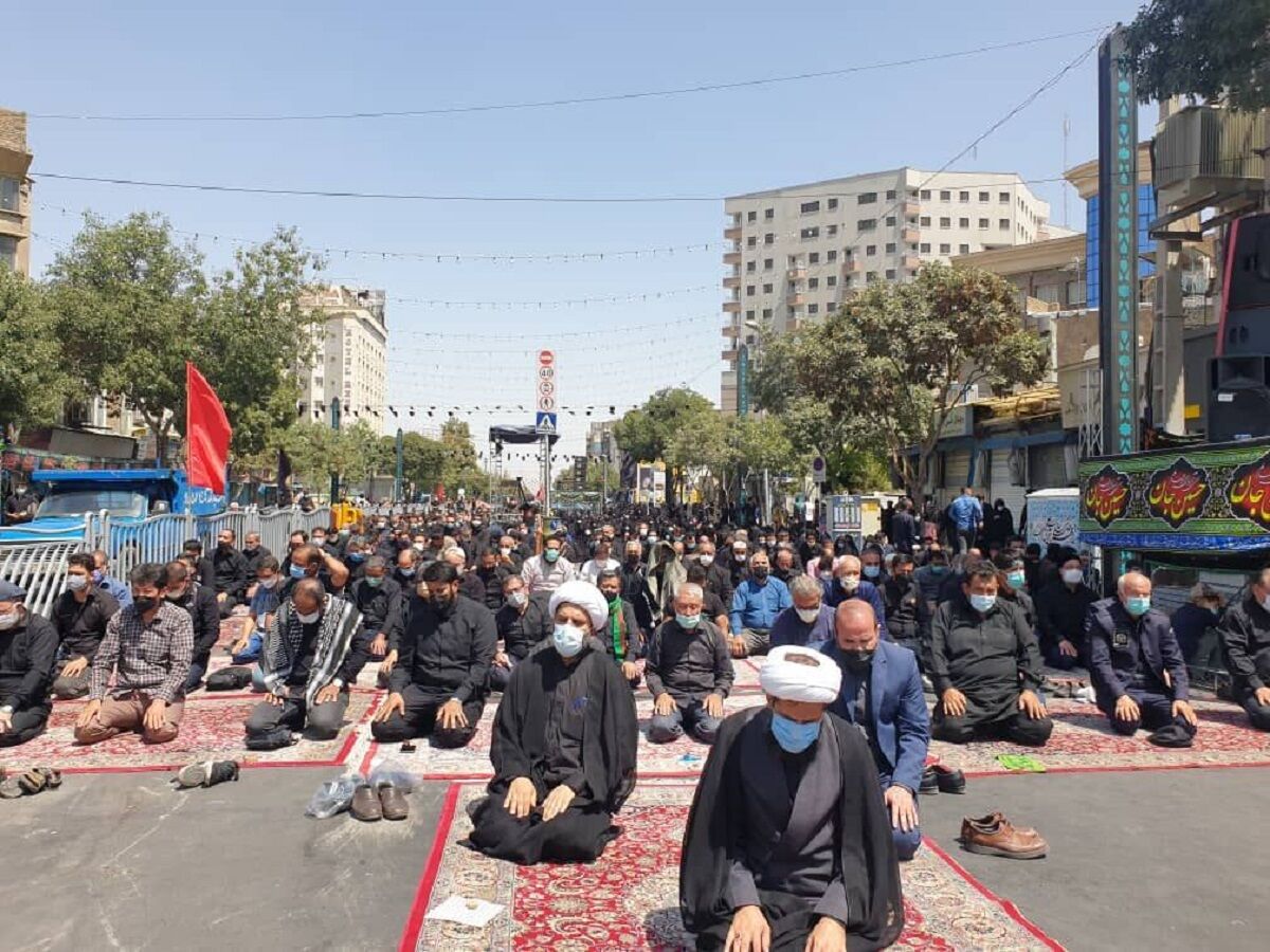 نماز ظهر عاشورا در خیابان‌های مشهد اقامه شد+ فیلم