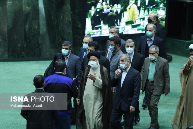 رئیسی مجلس را با بدرقه نمایندگان ترک کرد