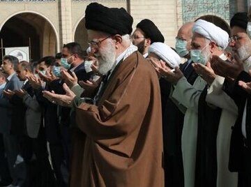 کدام مقامات و فعالان سیاسی پشت‌سر رهبر انقلاب نماز عید فطر خواندند؟ +عکس‌ها