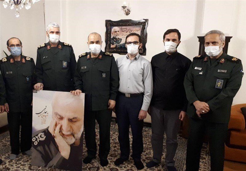 تصویری از فرمانده کل سپاه در کنار یک خانواده شهید معروف