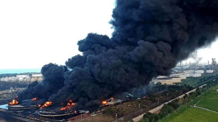 مواضع آمریکا در منطقه زیر آتش/ انبار یک شرکت آمریکایی در آتش سوخت/ صدای انفجارهای مهیب در دبی