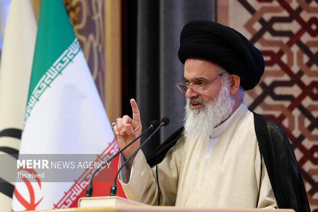 خطیب نماز جمعه قم: خیابانها و فضای عمومی کشور باید بازتابدهنده روحیه انقلابی و ارزشهای اسلامی باشد، نه آنکه تحت تأثیر الگوهای غربی قرار گیرد