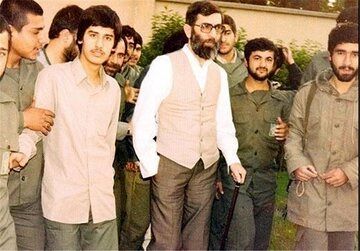 تصویری قدیمی از رهبر انقلاب در 24 سالگی در کنار روحانی اهل لبنان