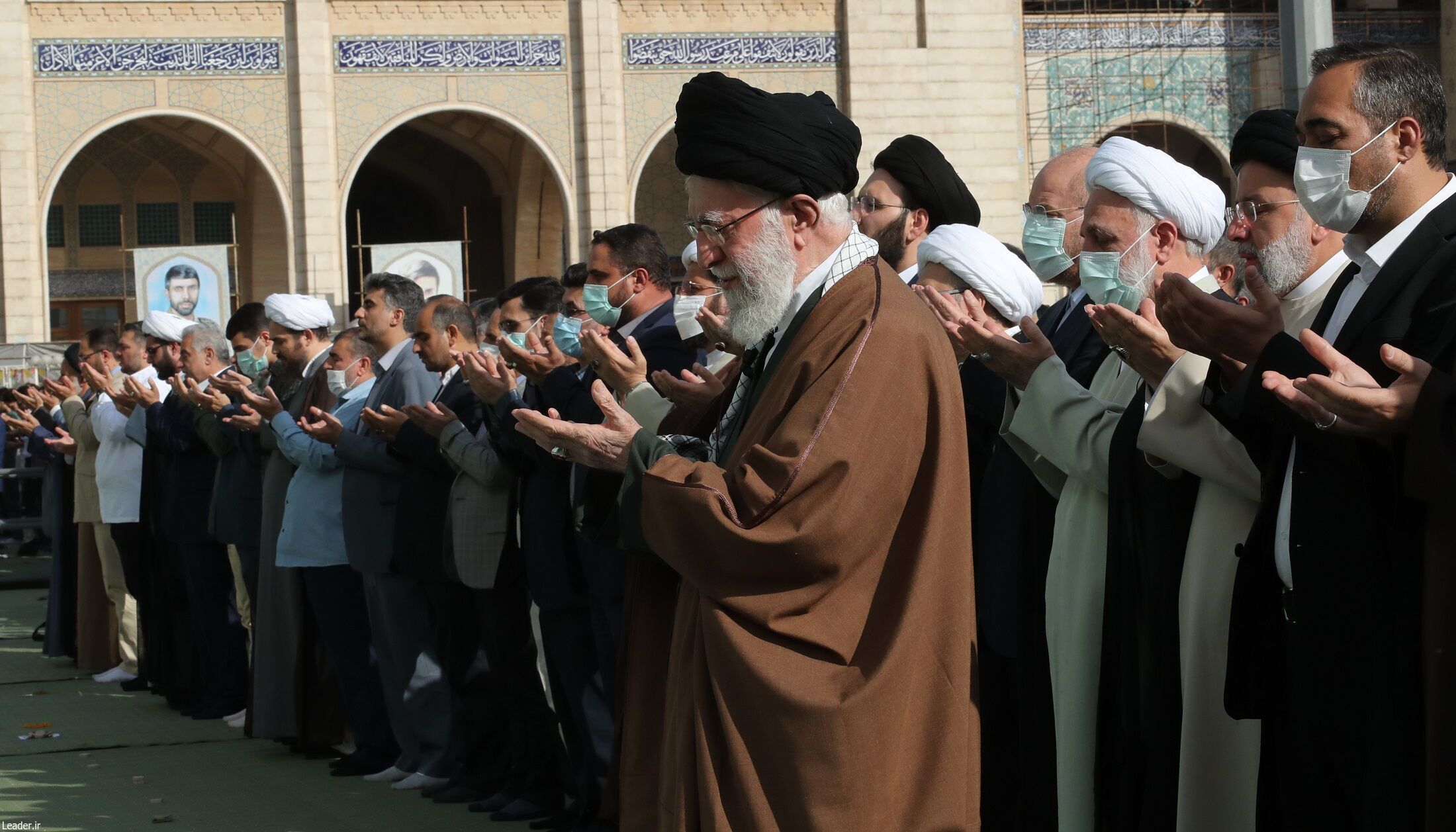 صف اول حاضران در نماز عیدفطر در مصلی تهران+ فیلم