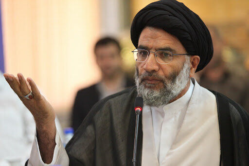 امام جمعه اهواز تهدید کرد/ مسئولی که خانه ۱۰ هزار متری داری...