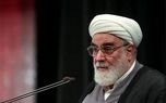 عکسی از حجت الاسلام محمدی گلپایگانی در مراسم اقامه نماز بر پیکر رهبر شهید