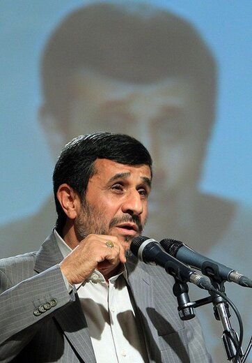 مشاور سابق احمدی نژاد: احمدی نژاد هرچه داشت رو کرد و اطلاعاتی ندارد