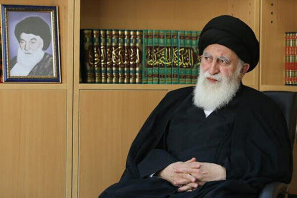 تصاویری از آیت الله علوی بروجردی در حال پذیرایی از زائران اربعین