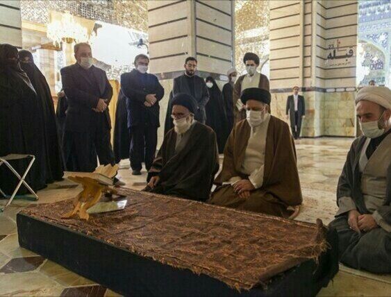 رئیسی بر مزار آیت الله یزدی حضور یافت