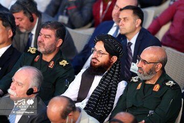 عکسی از نماینده طالبان در کنار نظامیان ایران در مراسم  ارتحال امام 
