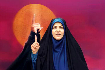 عکس یادگاری خبرنگار آمریکایی با سحر امامی مقابل ساختمان شیشه‌ای صدا و سیما