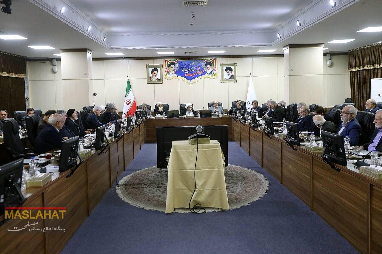 اولین عکس از احمدی نژاد بعد از ادعاها درباره دیدار با ابستین/ سعید جلیلی به مجمع نیامد؟/ خوش و بش رئیس ستاد کل نیروهای مسلح با محسن رضایی