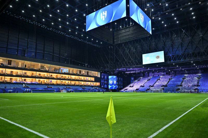 تعمیر آزادی 30 ماه؛ احداث الهلال 3 ماه!