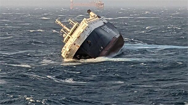 نجات خدمه کشتی غرق شده اماراتی در عسلویه