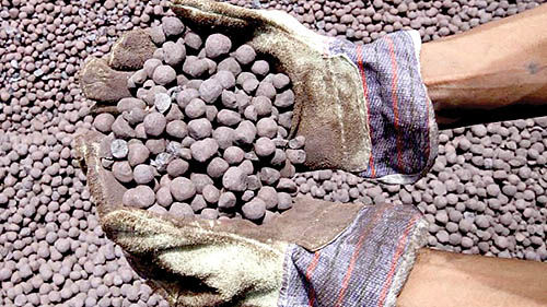 دستور «شریعتمداری» برای تعیین‌ تکلیف عوارض صادرات سنگ‌آهن