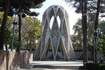 چه کسی باعث شهرت خیام به‌ عنوان یک شاعر شد؟