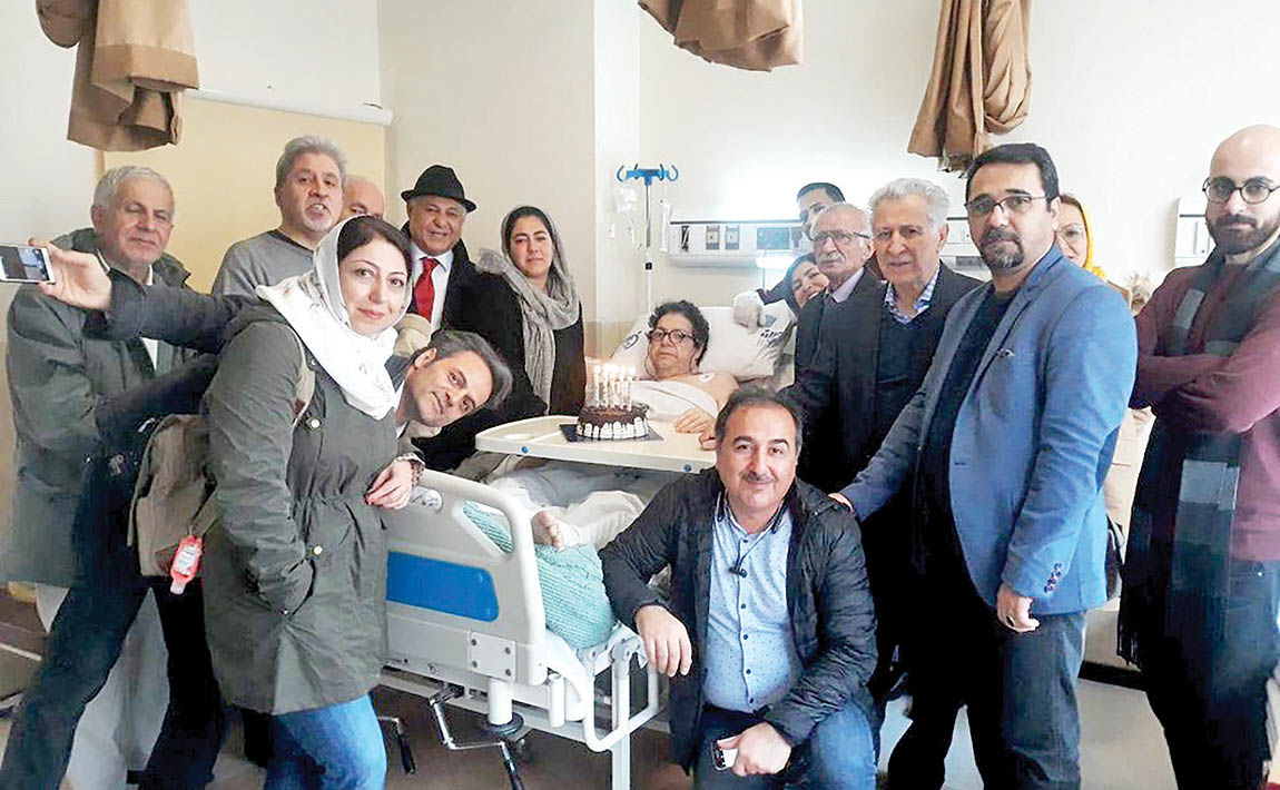 جشن تولد احمدرضا دالوند روی تخت بیمارستان