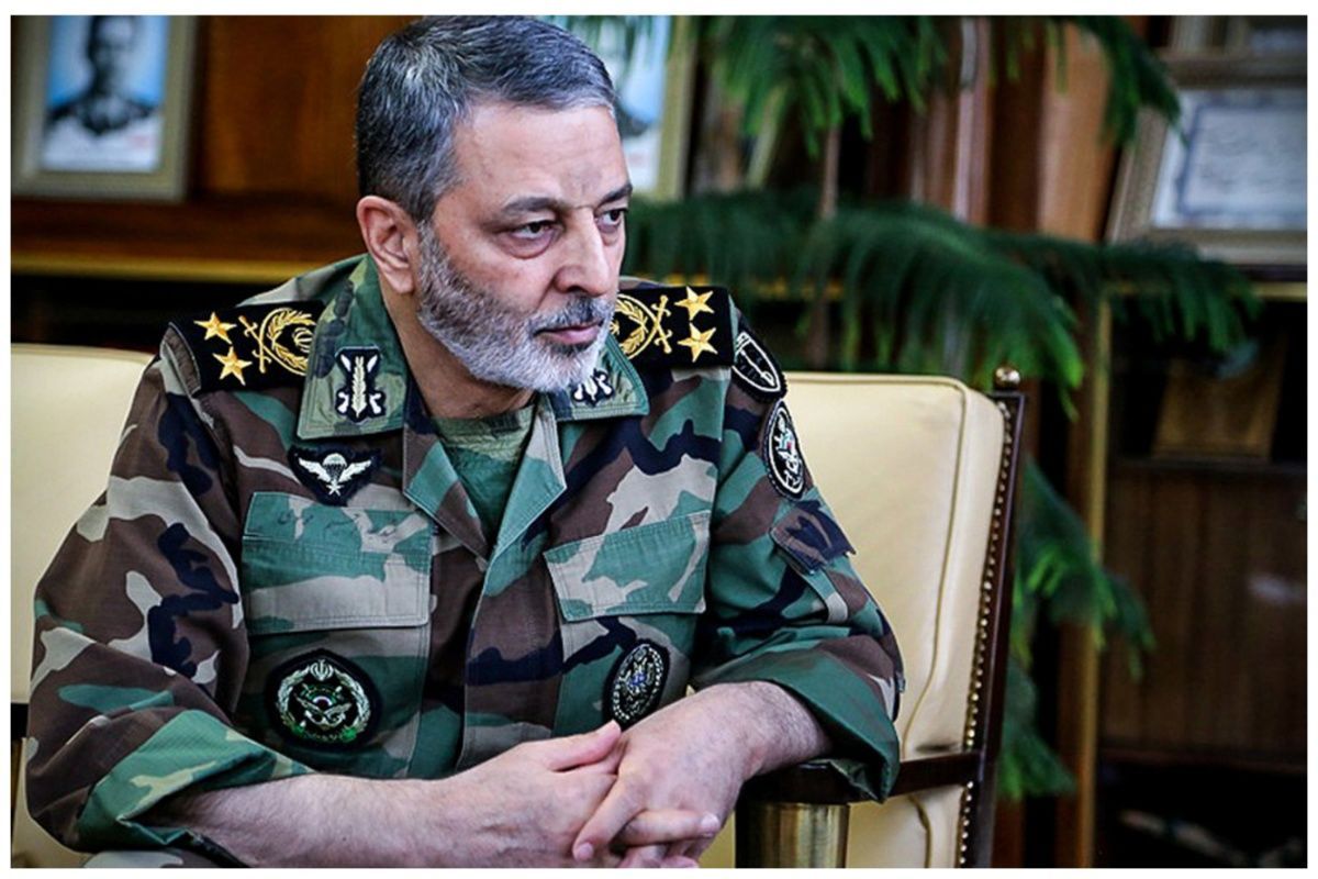ادای احترام فرمانده کل ارتش به مقام خلبان بالگرد شهید ابراهیم رئیسی+عکس