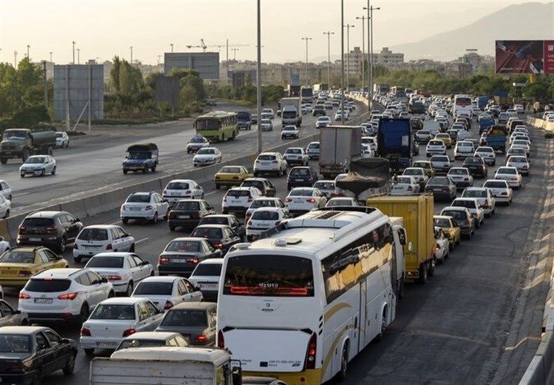ترافیک سنگین در محور کرج به قزوین / معطلی سه ساعته مسافران را کلافه کرد