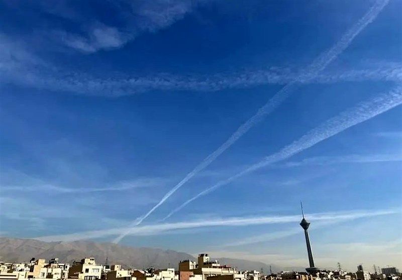 پدیده ابرهای خطی در آسمان تهران / ماجرا چیست؟